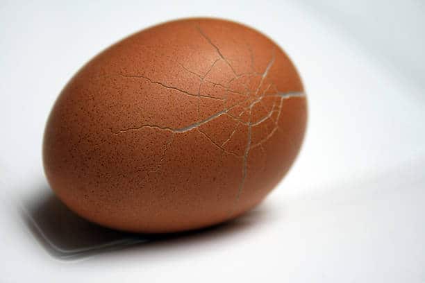 Яйцо трещина. Потресканное яйцо. Яйцо треснуло. Яйцо с трещинкой. Треснутое куриное яйцо.