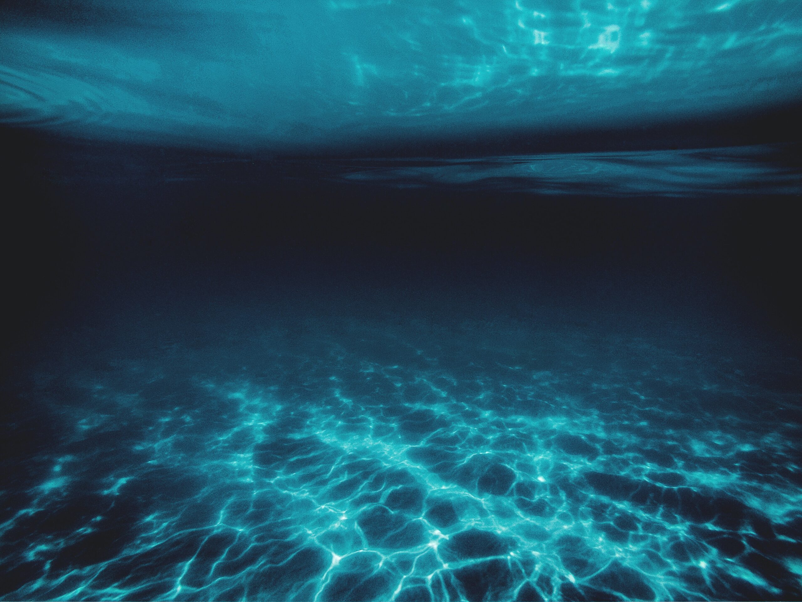 jonathan-borba-underwater ocean shallow sunlight filtered-unsplash