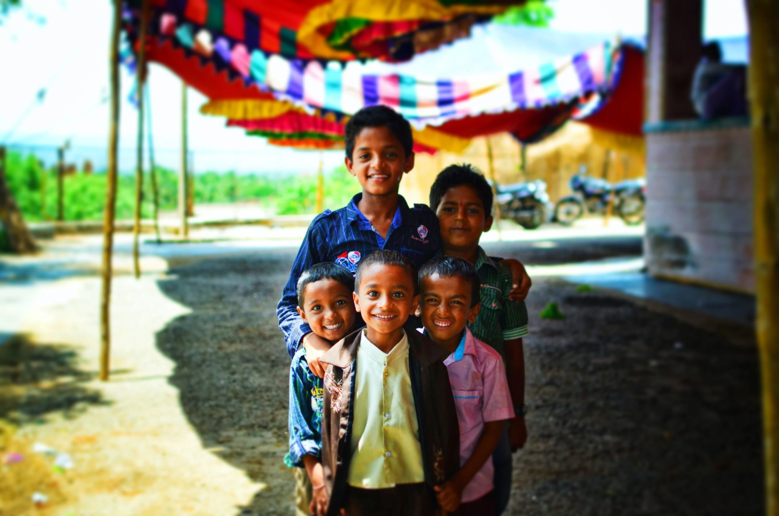 devaiah-mallangada-5 Children grouped close together-unsplash