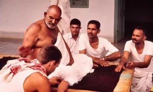neem karoli Baba sourounded by devotees