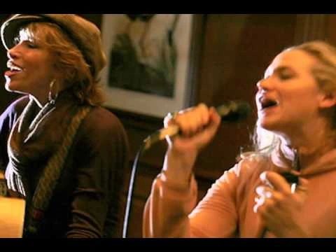 Carly Simon and duaghter performing