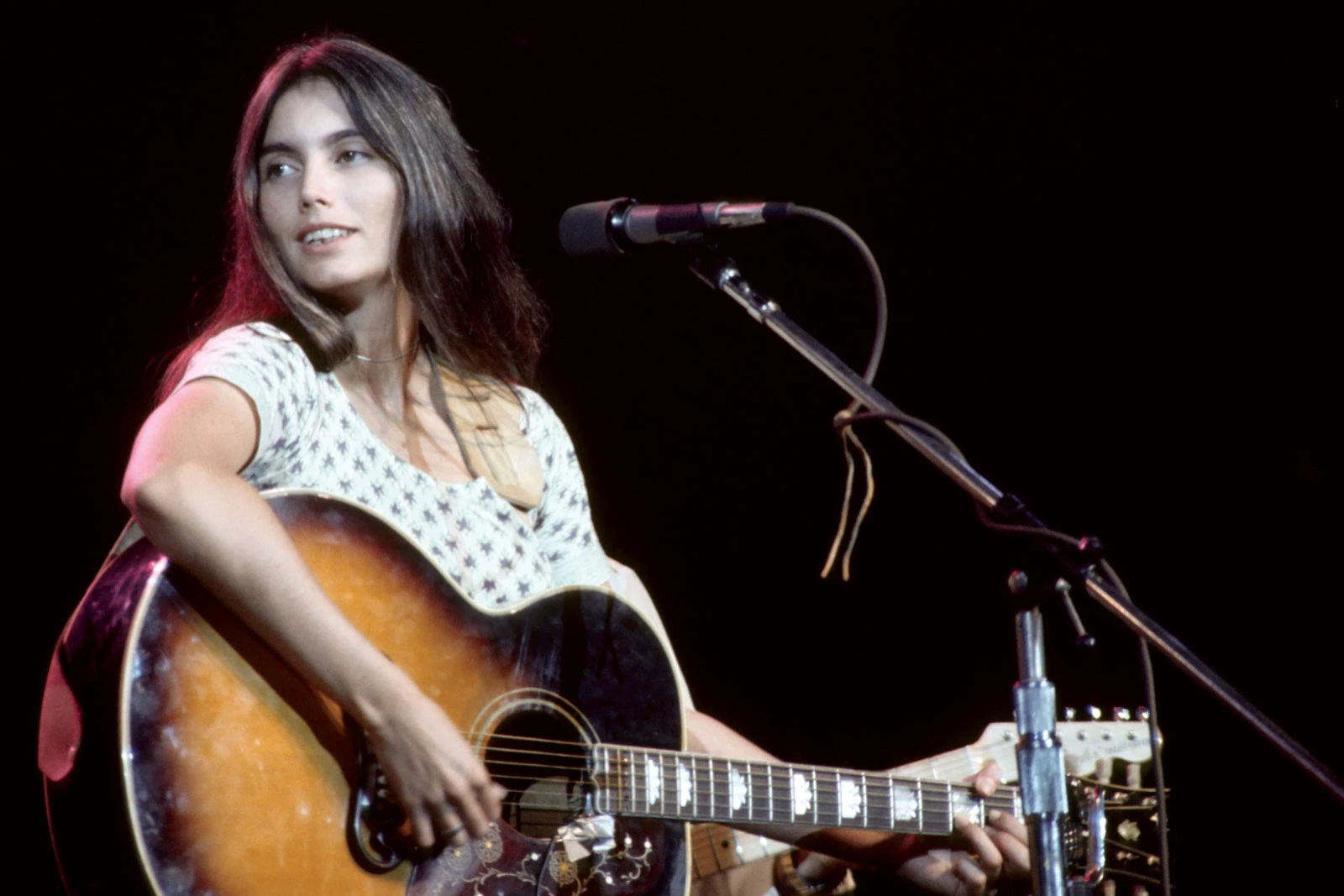 Emmylou-Harris-with-guitar-early-career