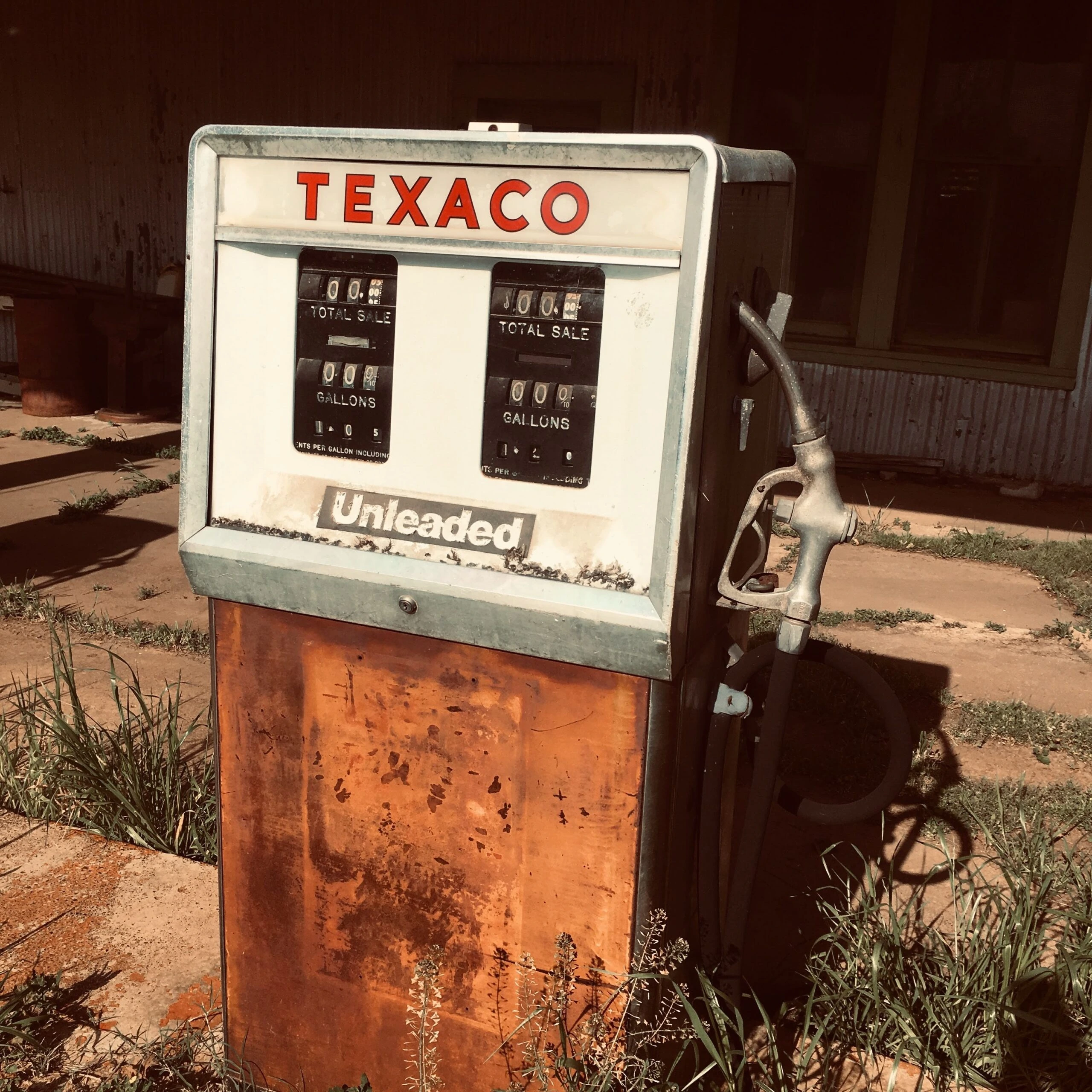 ashlee-attebery-Texaco pump abandoned unsplash
