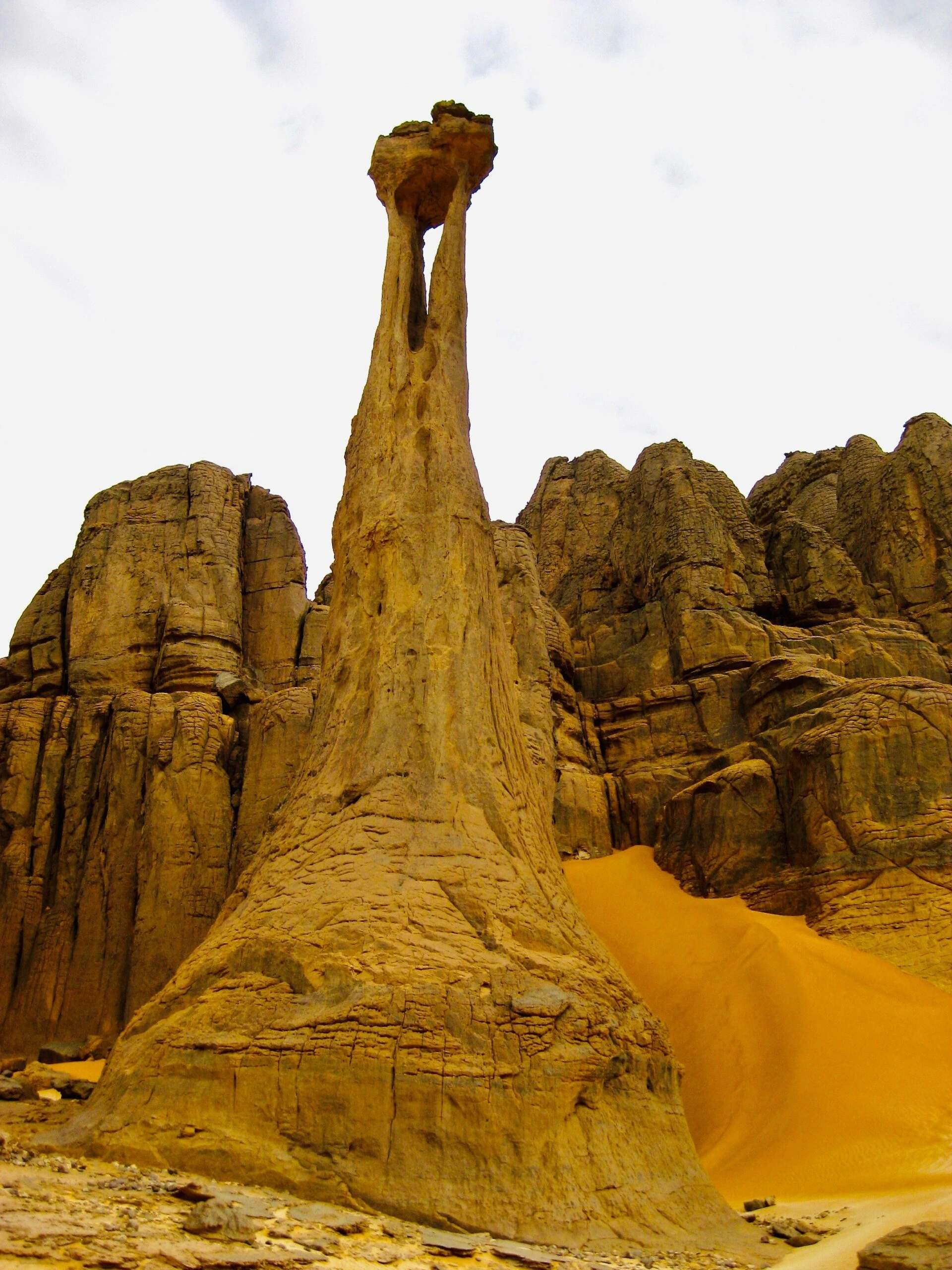 azzedine-rouichi-Tassiili du Hoggar - Algerian Sahara - Ahaggar National Park photo made by rouichi : switzerland-unsplash