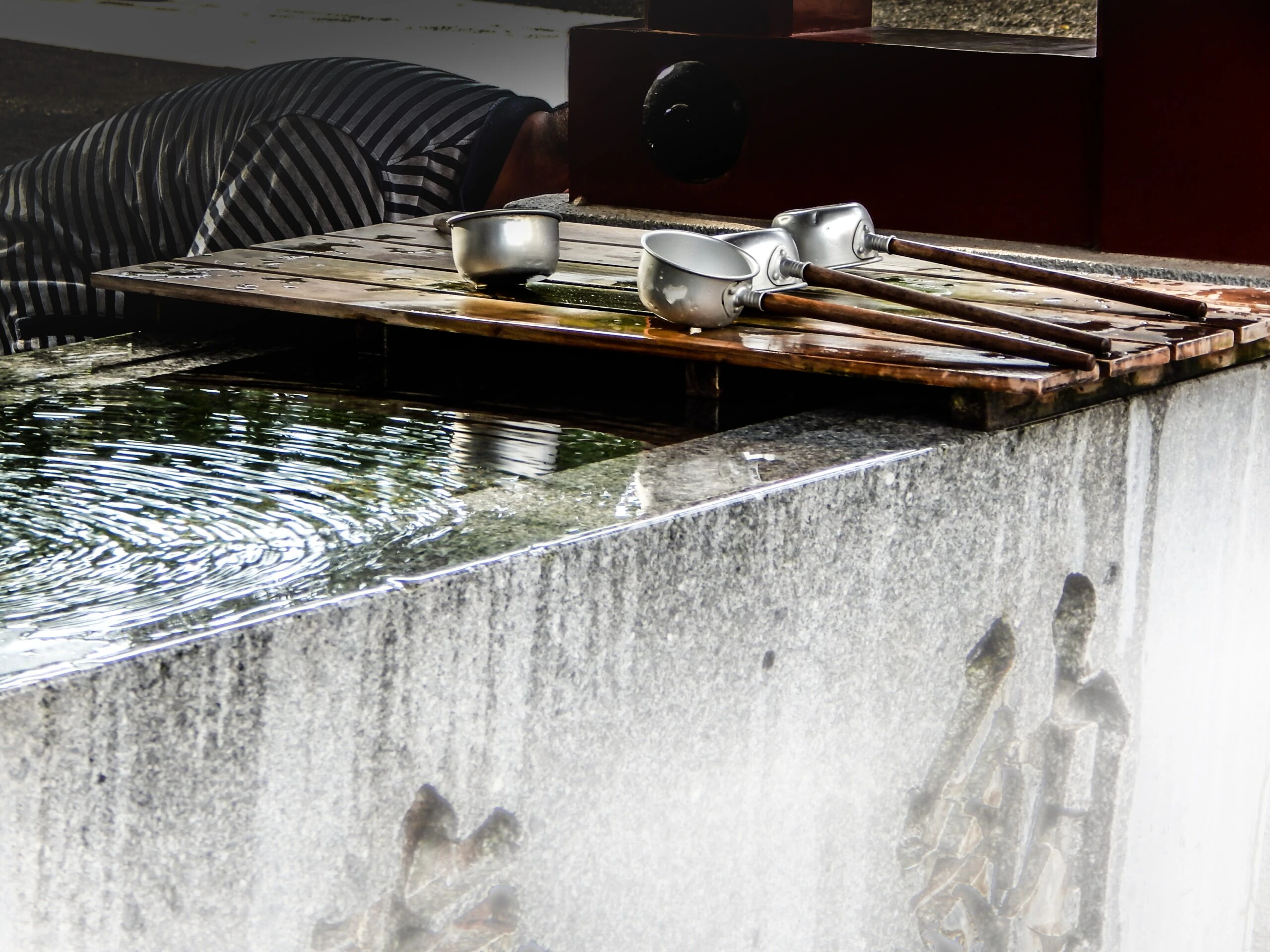 istrfry-marcus-japanese stone outdoor bath -unsplash