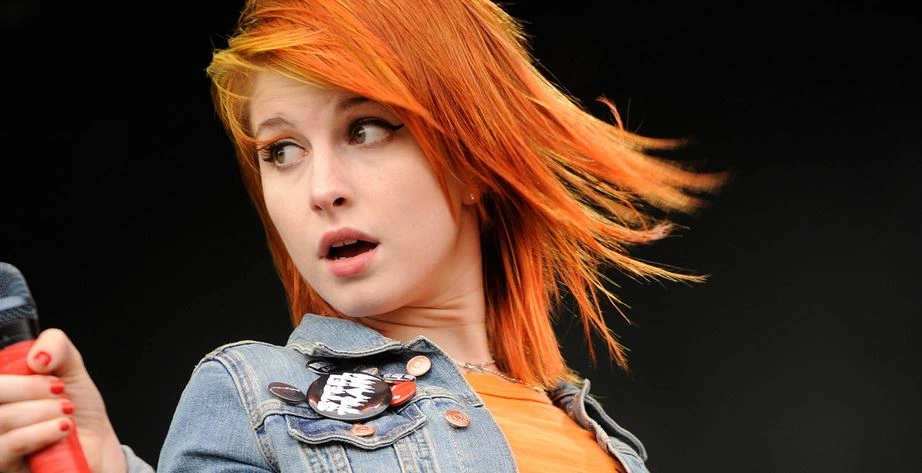 Hayley-Williams orange hair period with microphone on stage