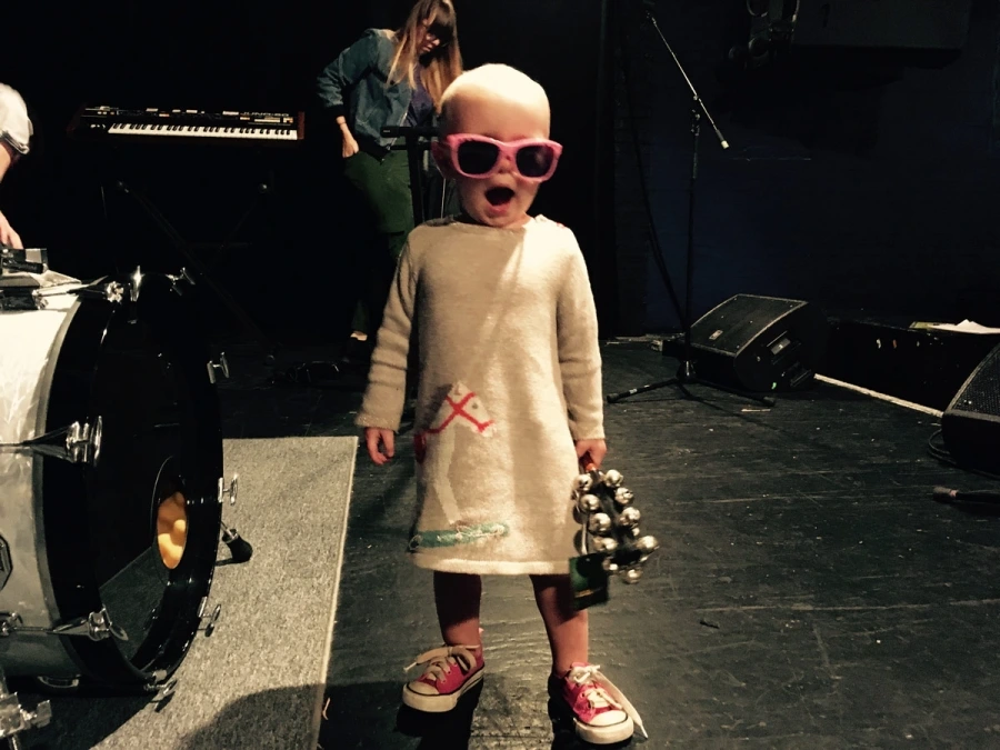 TIft Merritt Daughter during sound check with shades on