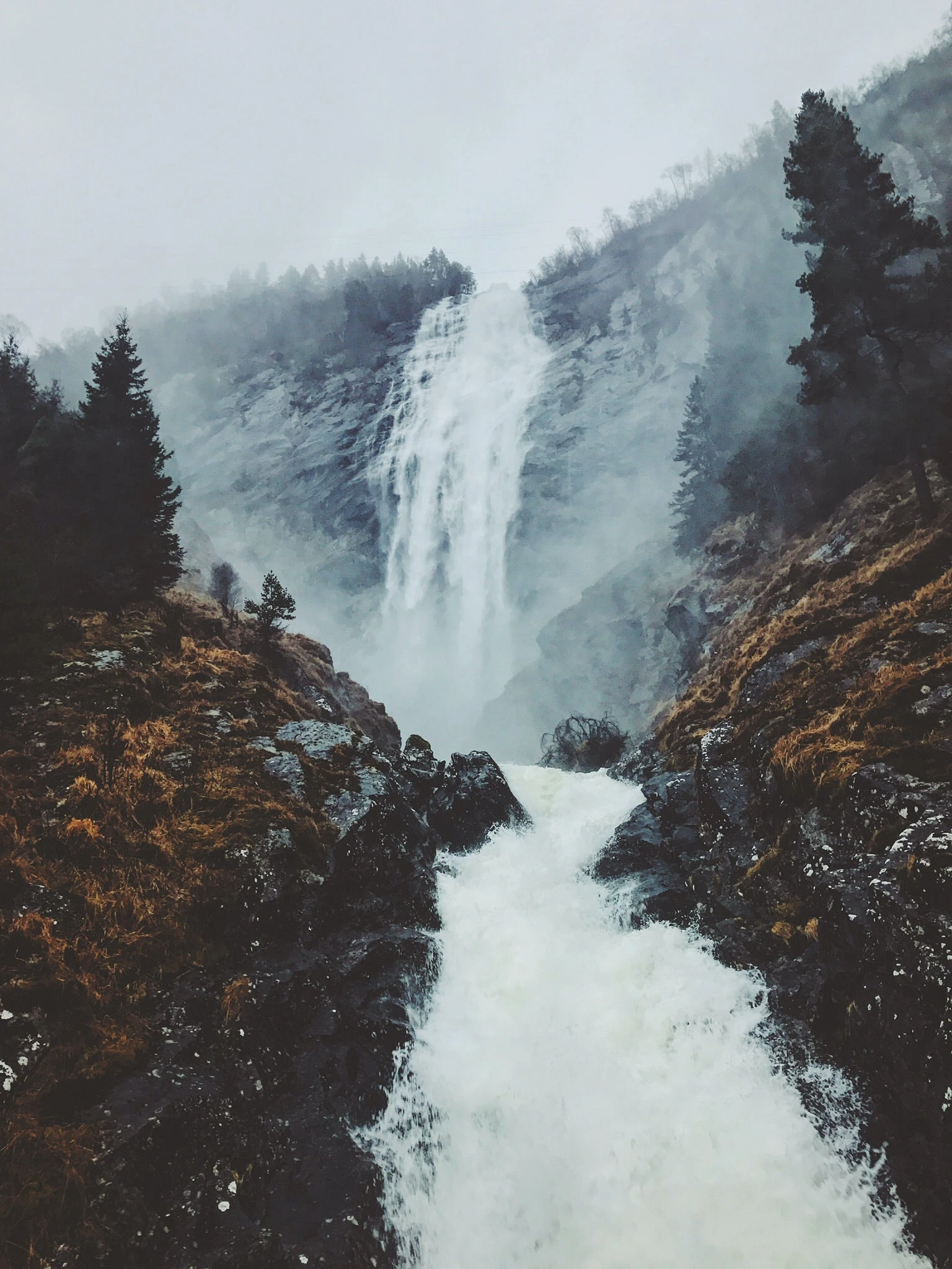 callum-stewart-Roadside Waterfall in Norway-unsplash