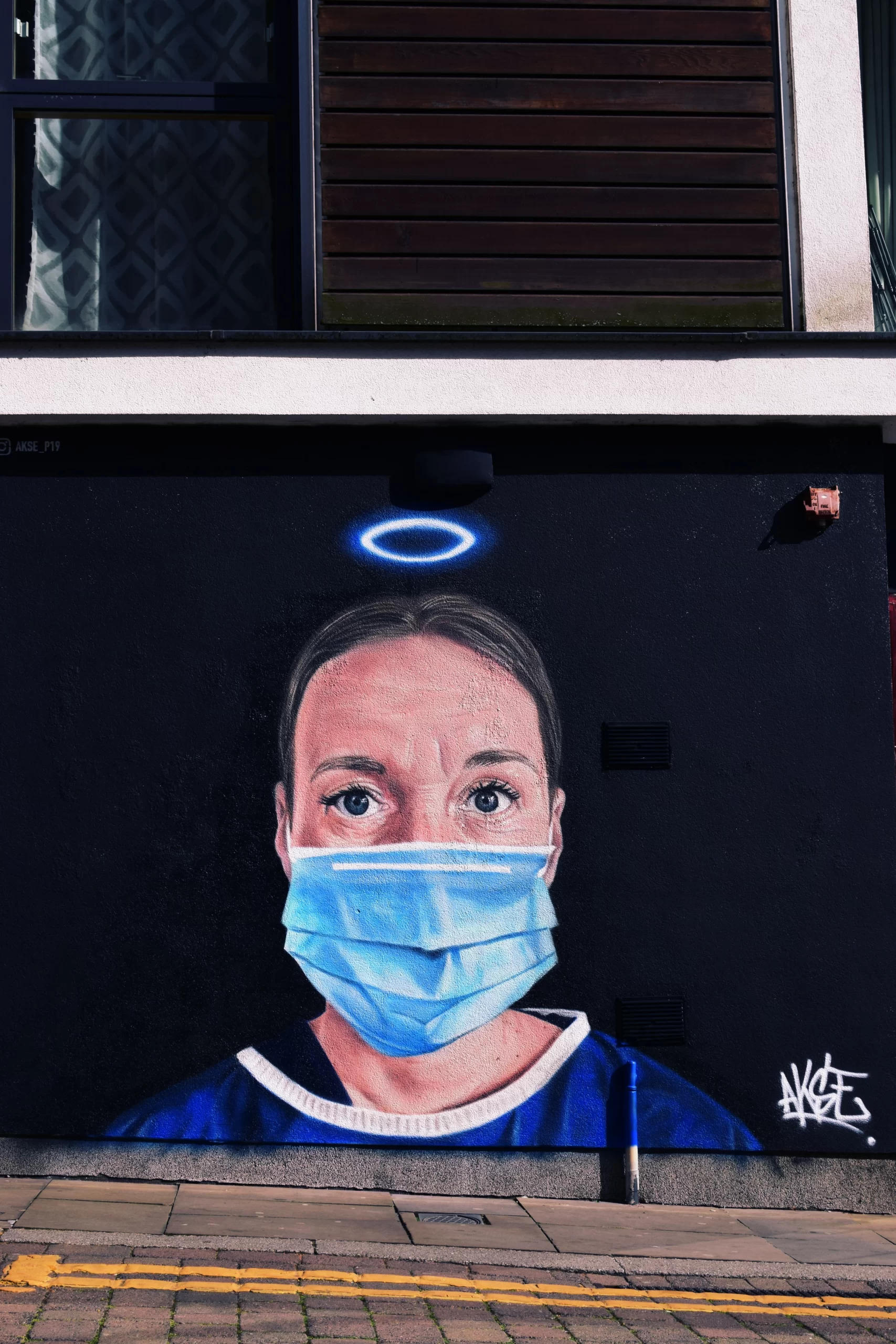 matthew-waring-Mural of nurse with a halo under manchester UK bridge -unsplash