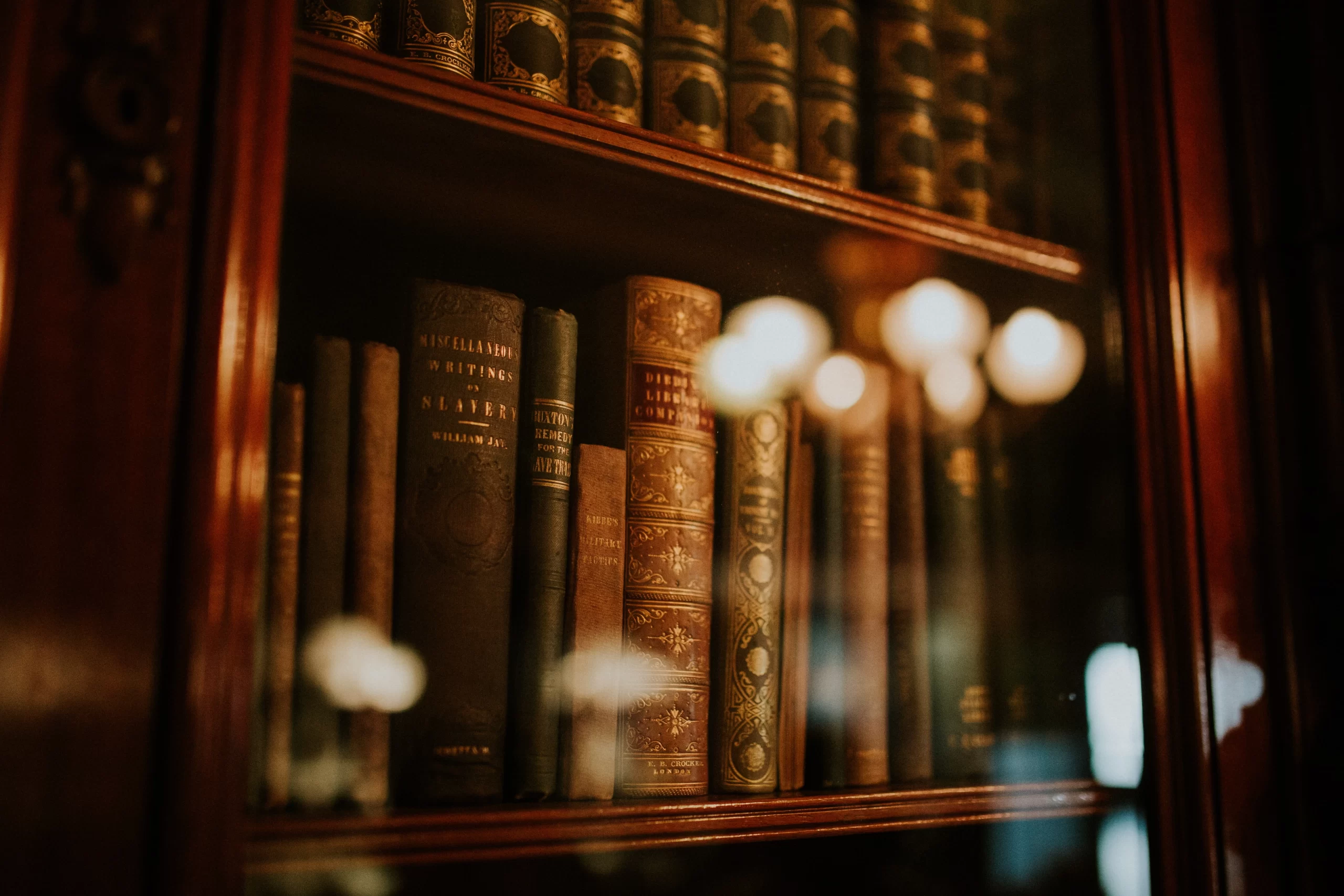 clarisse-meyer-Law library bookshelves at night-unsplash