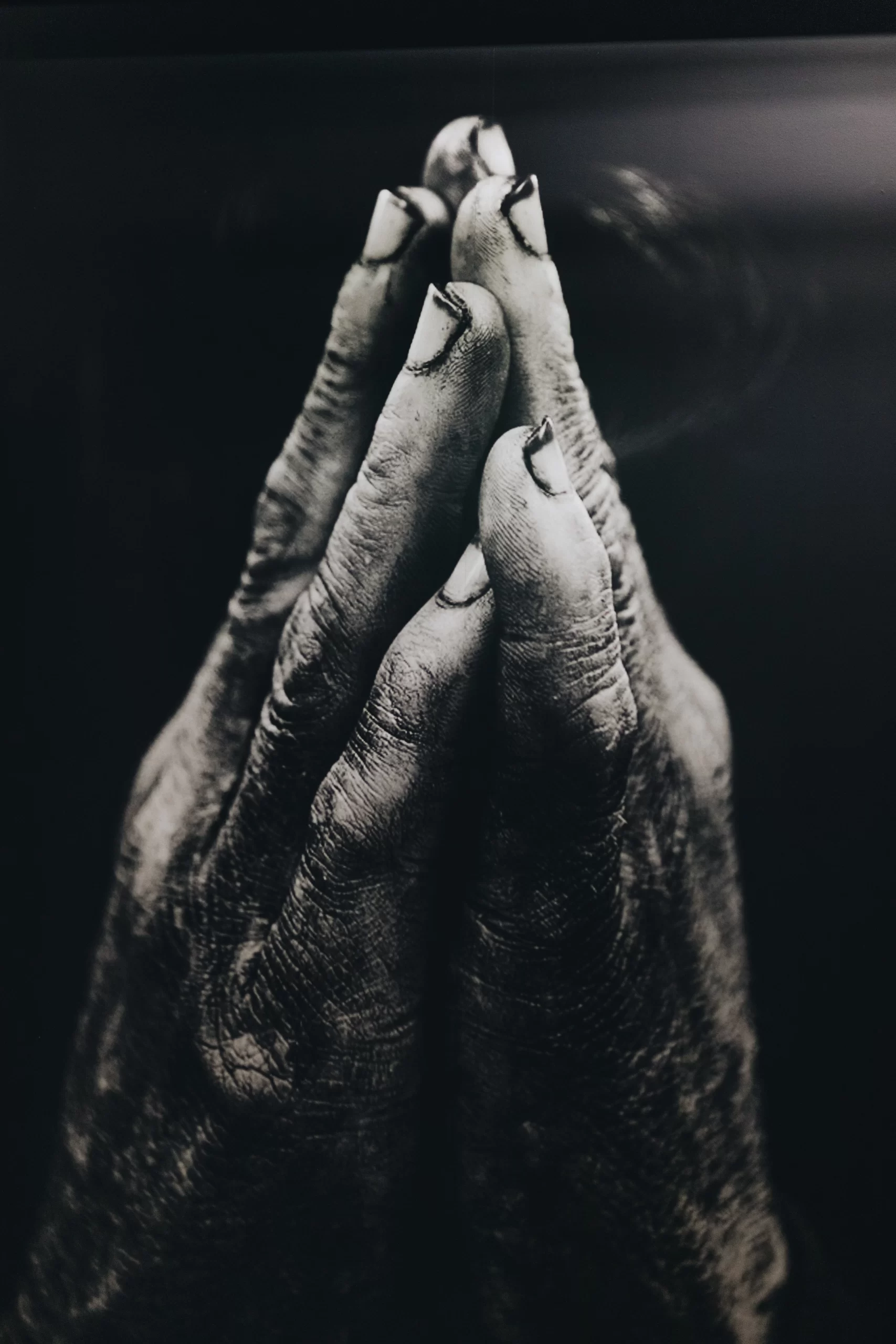 nathan-dumlao-Hands of workman clasped in prayer-unsplash