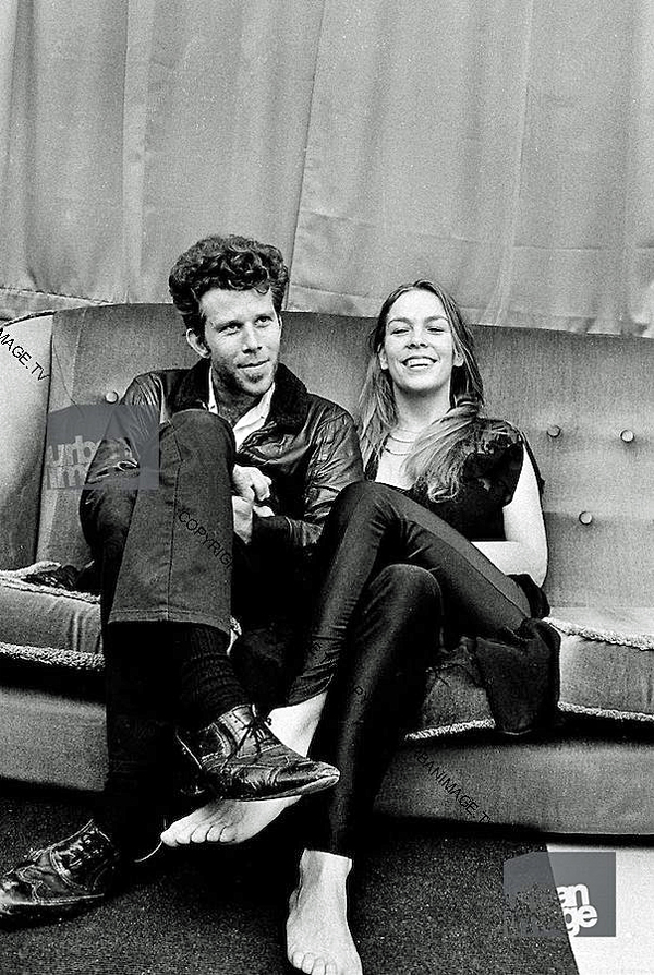 Tom Waits and Rickie Lee Jones on couch laughing