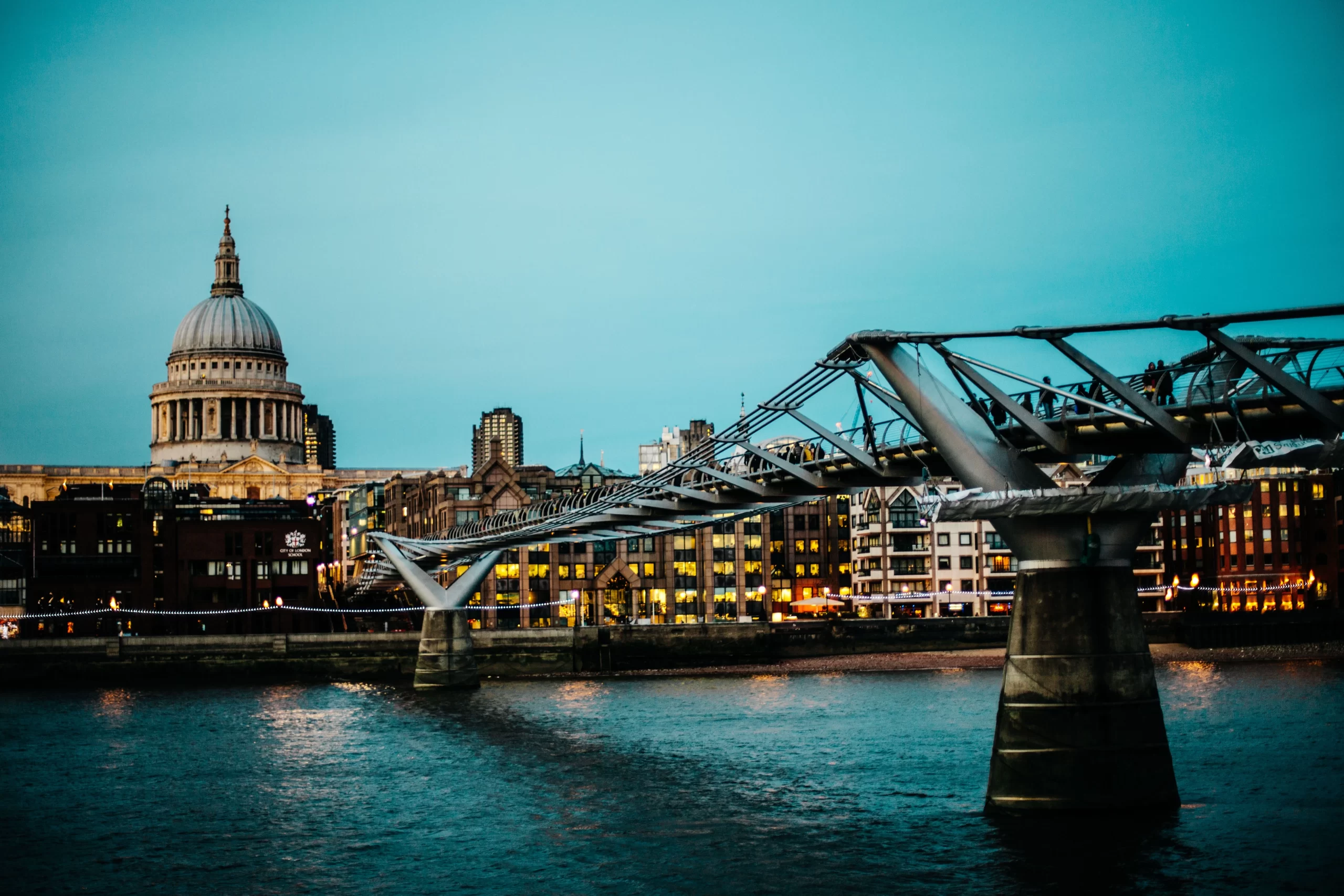 Millennium Bridge, London, Royaume-Uni Published on November 30, 2015 Canon, EOS 5D Mark II Free to use under the Unsplash License