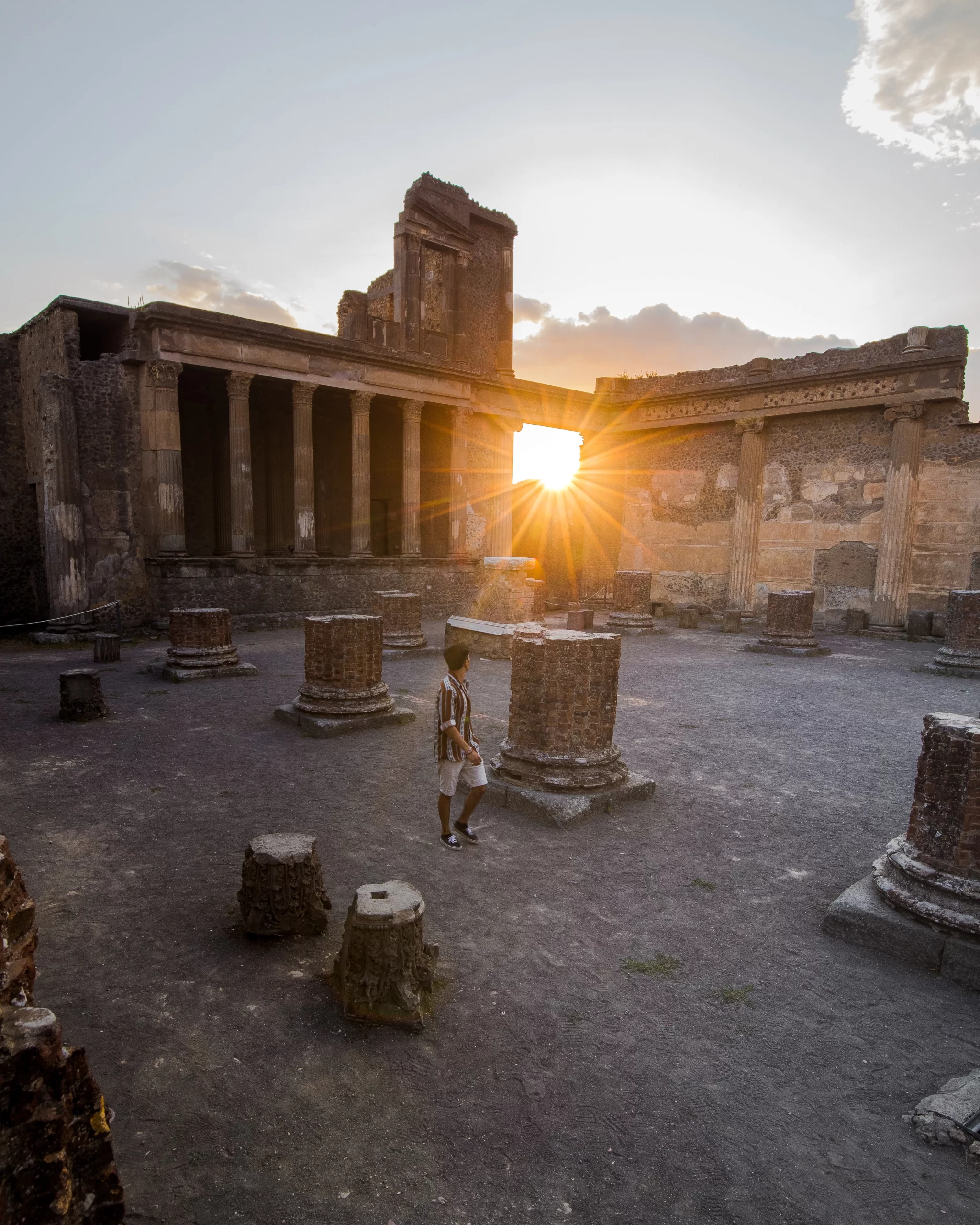 Pompeii, Italy Published on August 29, 2019 Canon, EOS-1D X Mark II Free to use under the Unsplash License Insane sunset in Pompeii