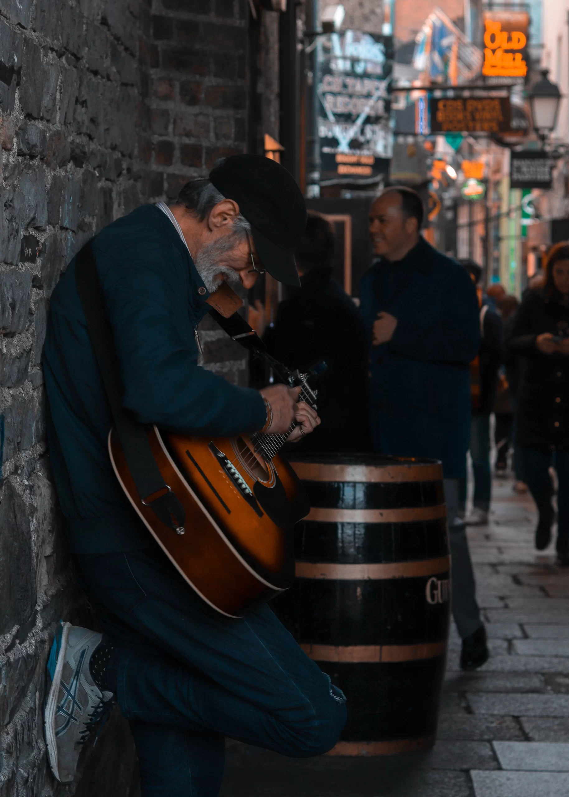 ordan-harrison-Merchant's Arch, Temple Bar, Dublin, Ireland Published on April 10, 2019 Canon, EOS 200D Free to use under the Unsplash License Man busking at Merchant's Arch, Temple Bar, Dublin.-unsplash