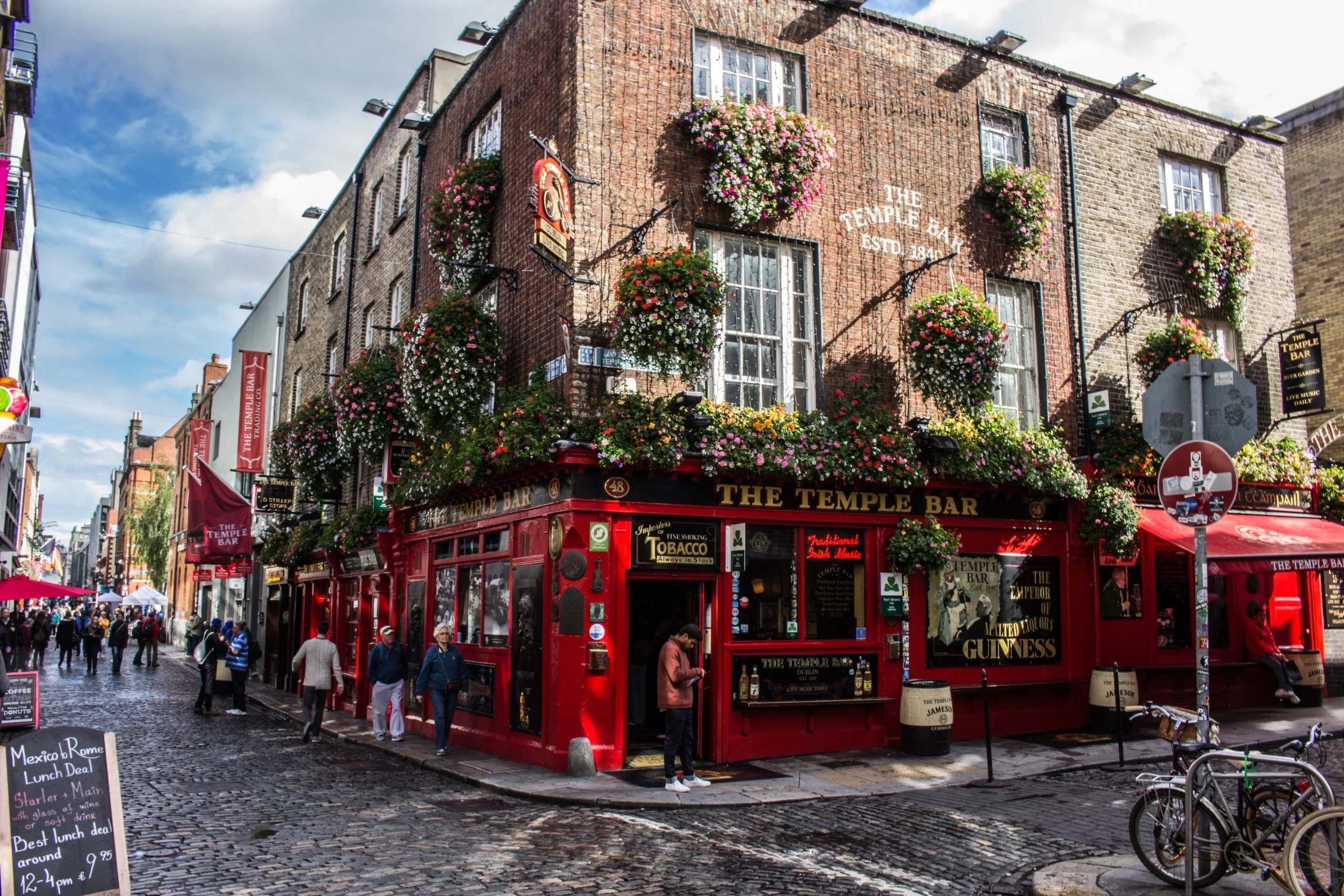 The Temple Bar, Temple Bar, Dublin 2, Irlanda Published on November 21, 2020 Canon, EOS 600D Free to use under the Unsplash License