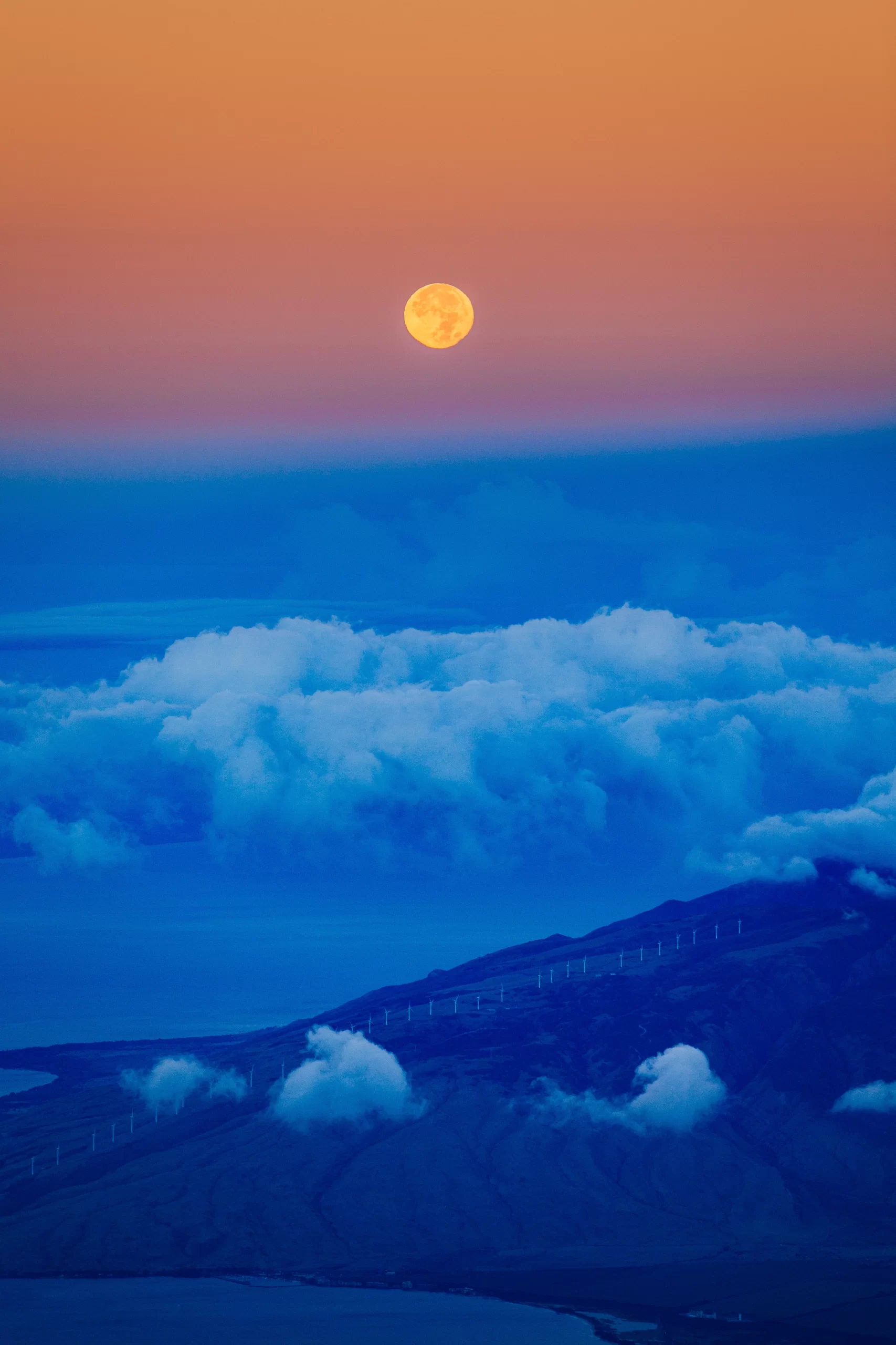 Haleakala Summit Parking, United States<br />
Published on June 5, 2016<br />
Canon, EOS 5D Mark III<br />
Free to use under the Unsplash License<br />
Moon rise at Haleakala Summit