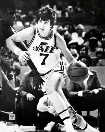 Pistol Pete Maravich driving in the lane for the New Orleans Jazz