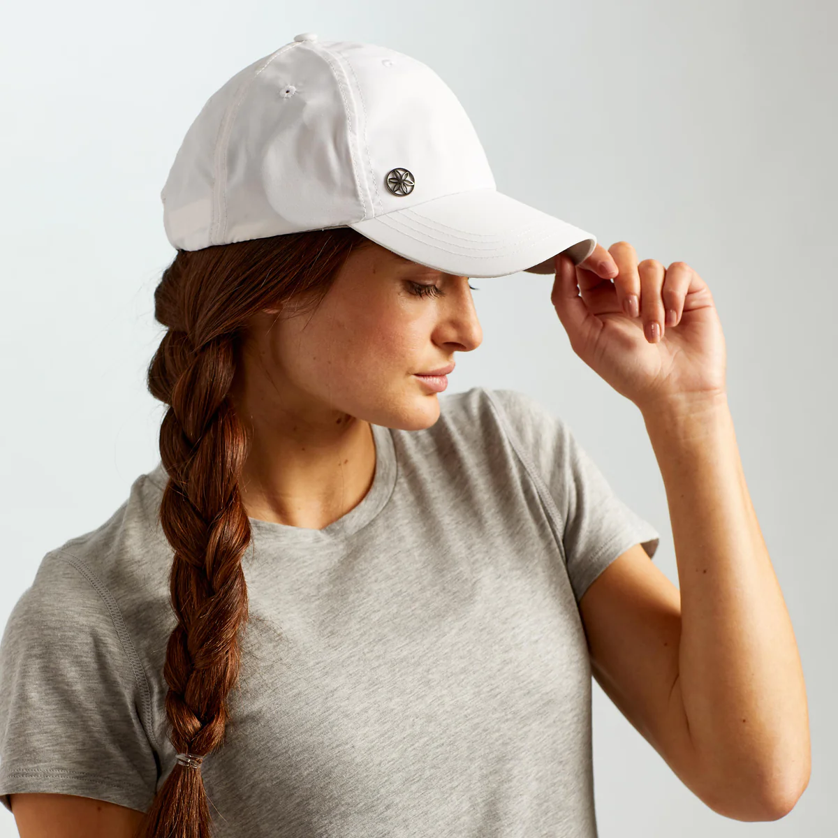 GAIAM</p>
<p>CLASSIC SOLARA UV PROTECTION FITNESS HAT. White with model wearing cap 
