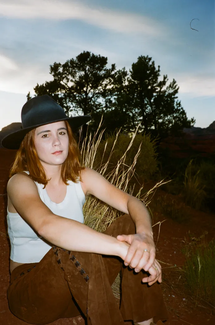A Chat With Americana Pop Singer-Songwriter Rae Isla & A Look At Her New Single ‘Lovely Lies’